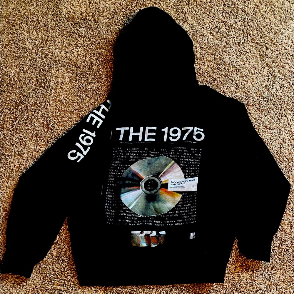 The 1975 band black sweatshirt!! New warn once!!